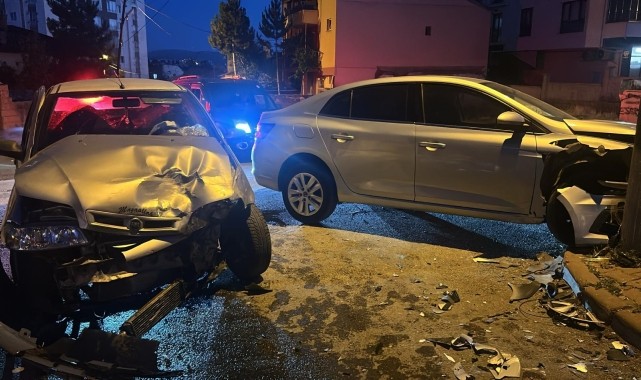 Sivas&#039;ta iki otomobilin çarpıştığı kazada 6 kişi yaralandı