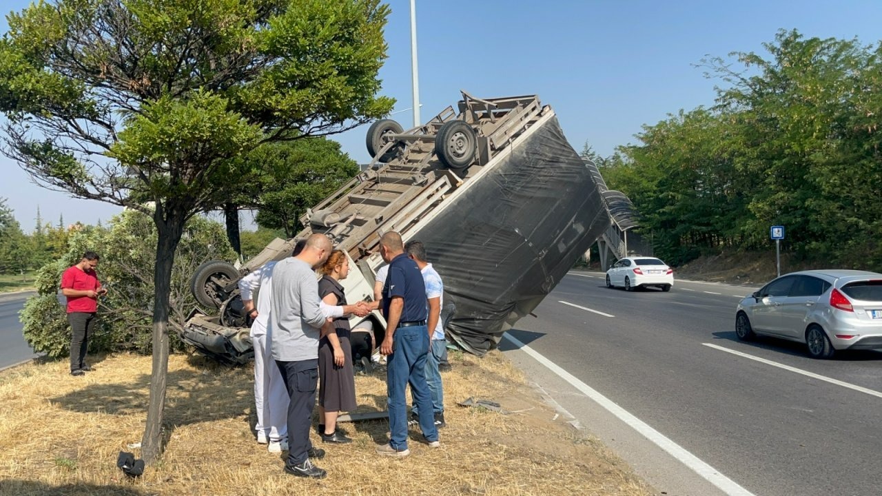Eskişehir&#039;de kamyonet ile servis otobüsü çarpıştı, 2 yaralı