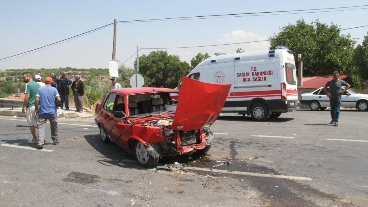 Konya&#039;da iki otomobilin çarpışması sonucu 4 kişi yaralandı