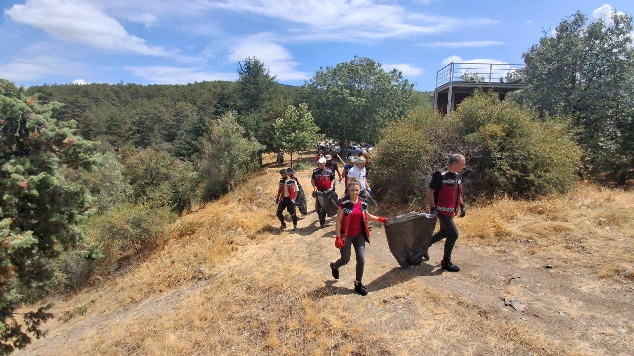 Beypazarı&#039;da motosiklet kulüplerinin üyeleri çevre temizliği yaptı