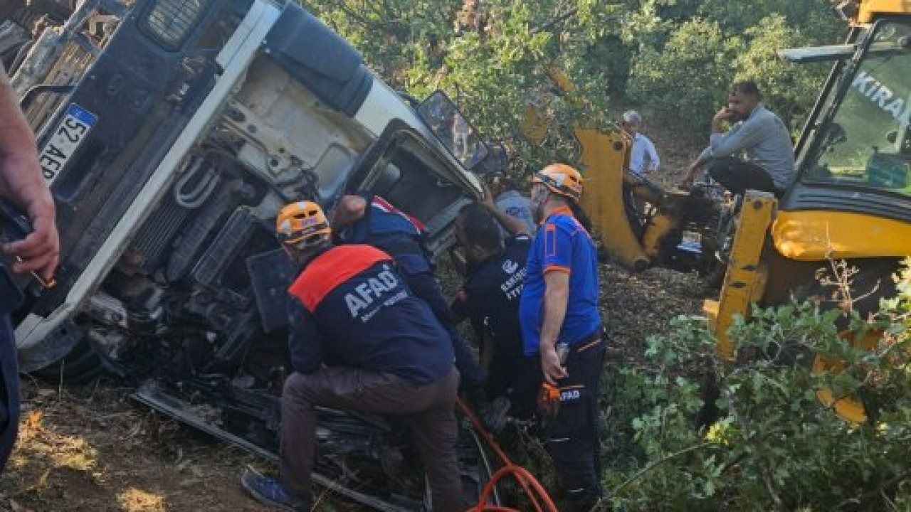 Eskişehir&#039;de yol kenarına devrilen beton mikserinin sürücüsü yaralandı