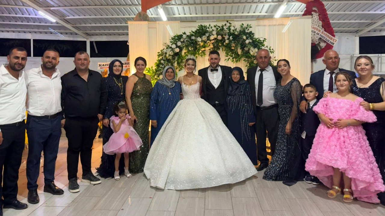 Bayar ve Ay ailesinin mutlu günü