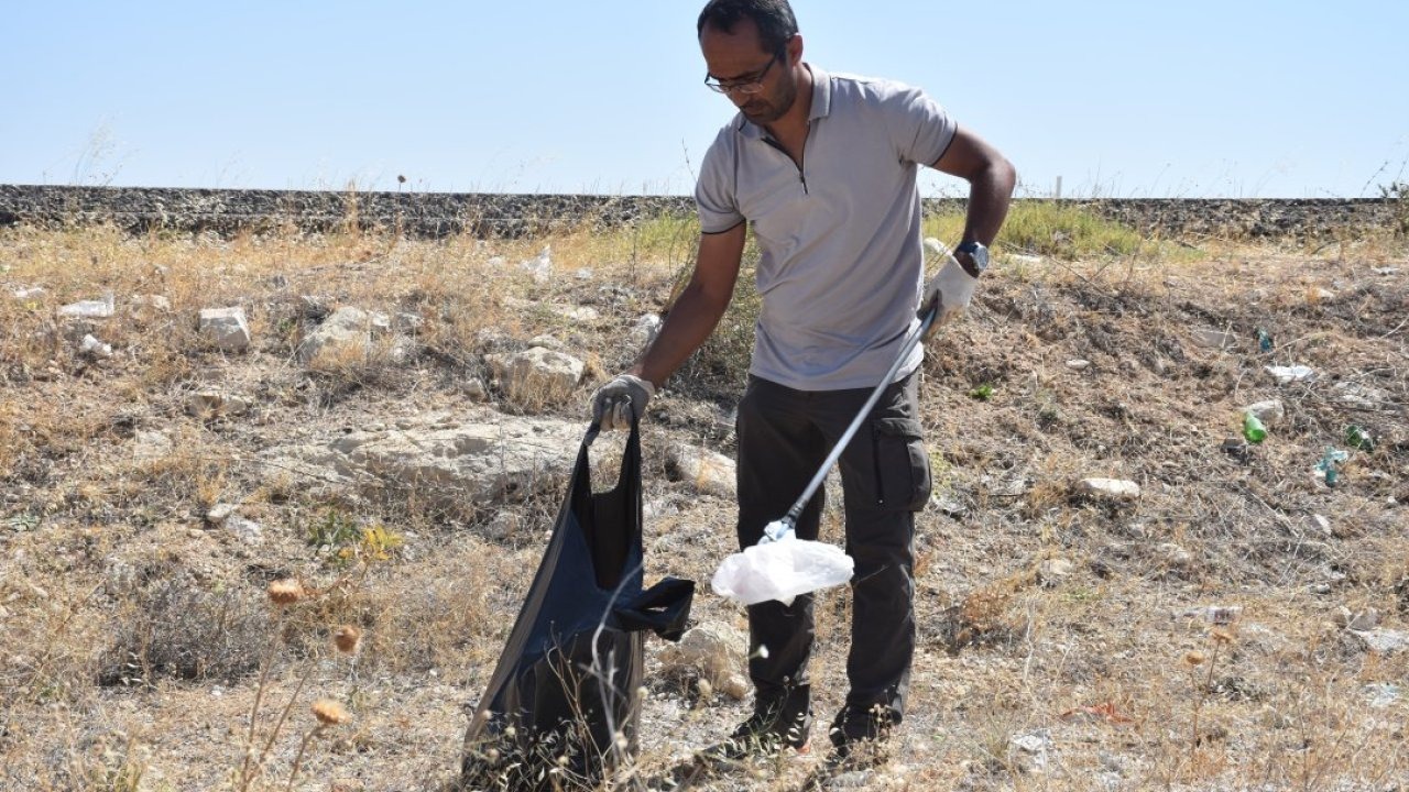 Karaman&#039;da akademisyen &quot;temiz çevre&quot; farkındalığı için yol kenarındaki çöpleri topladı