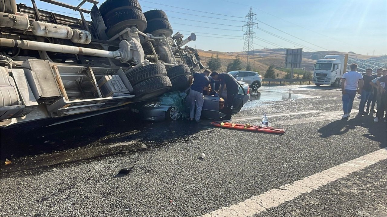 Ankara&#039;da devrilen iş mikserinin otomobile çarpması sonucu 6 kişi yaralandı