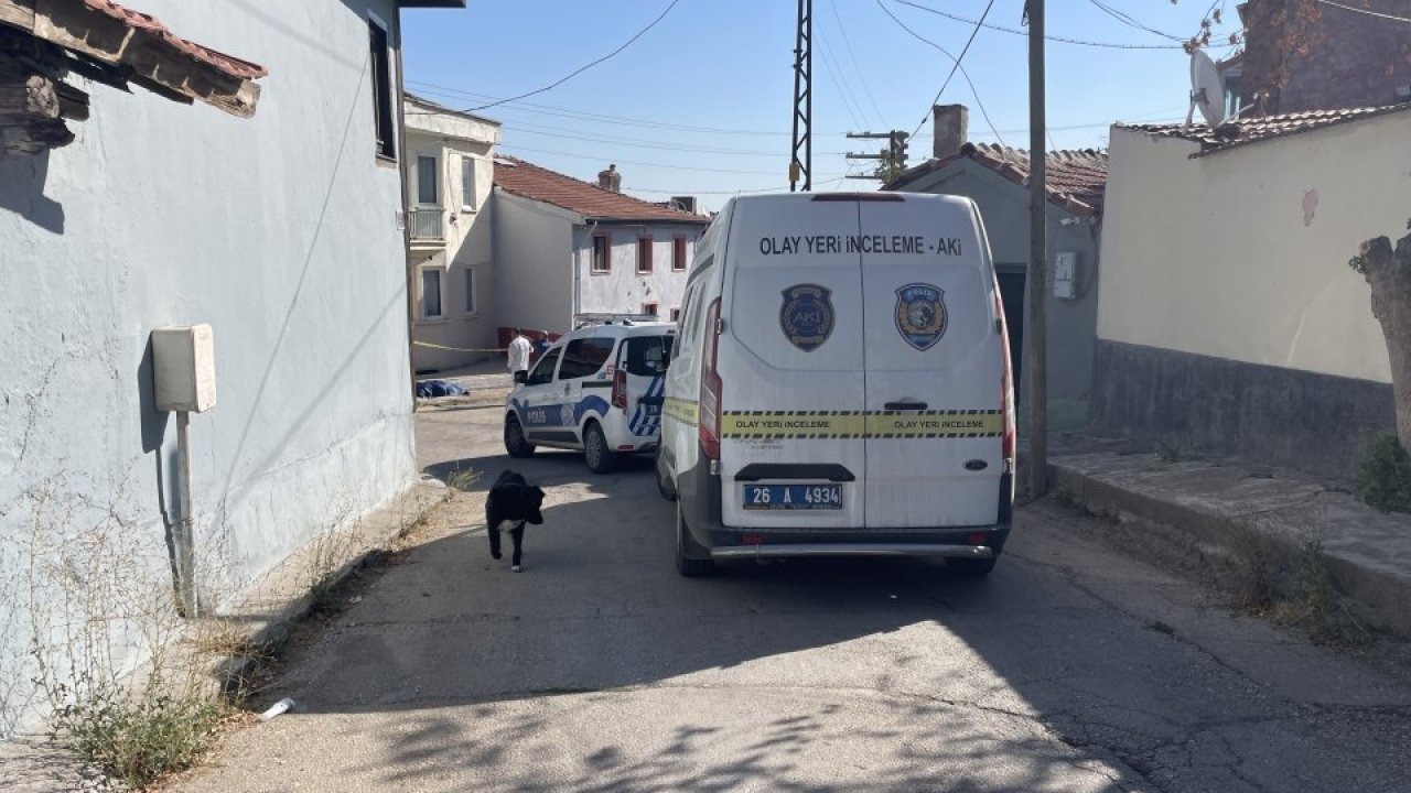 Eskişehir&#039;de yalnız yaşayan kişi evinin önünde ölü bulundu