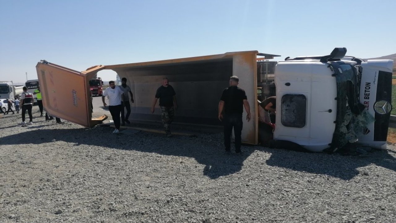 Ulaş&#039;ta devrilen kamyonun sürücüsü yaralandı