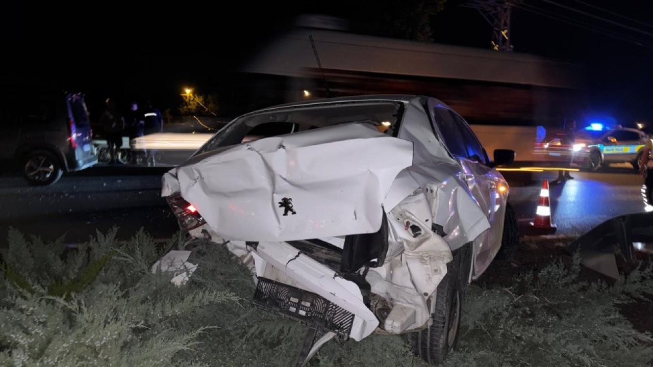 Konya&#039;da hafif ticari araçla otomobilin çarpıştığı kazada 4 kişi yaralandı