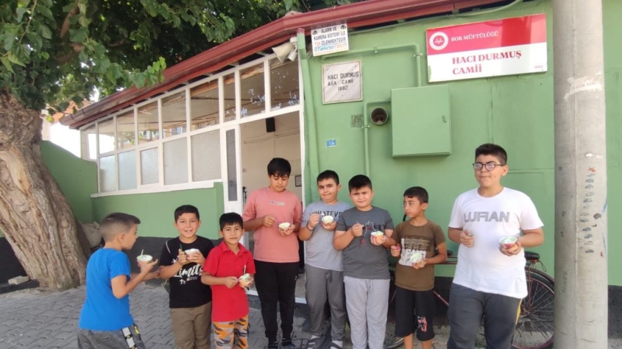Niğde&#039;de bir hayırsever Kur&#039;an kursu öğrencilerine dondurma ikram etti