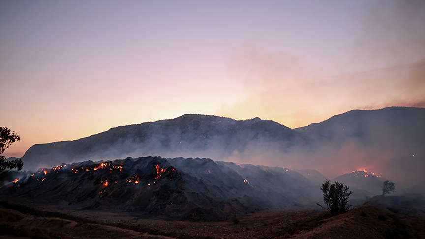 Silifke ve Anamur&#039;da orman yangınları devam ediyor