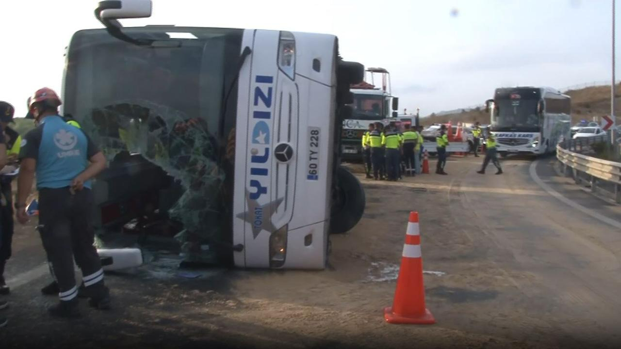 İstanbul&#039;da yolcu otobüsü devrildi: 4 ölü, 26 yaralı