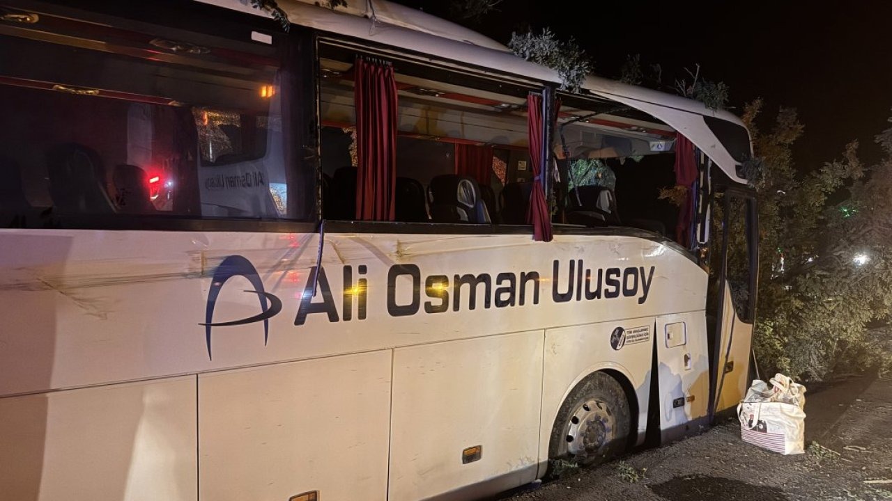 Kayseri'de yolcu otobüsünün orta refüjdeki ağaçlara çarptığı kazada 1 kişi öldü, 13 kişi yaralandı