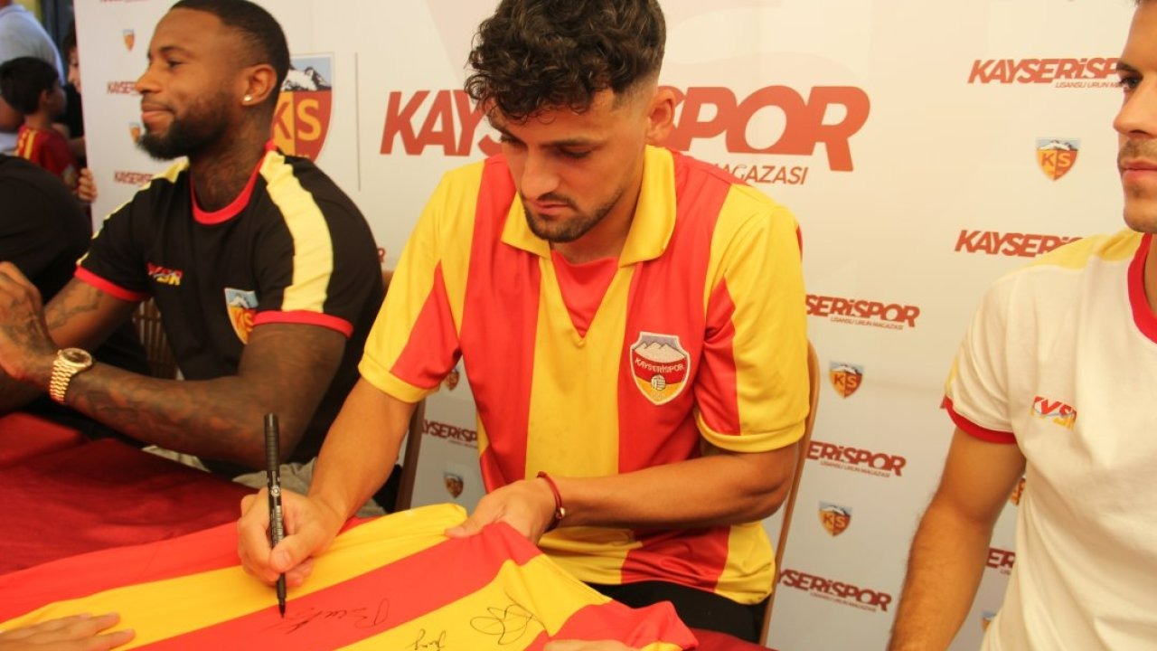 Kayserispor'da futbolcular imza gününde taraftarlarla buluştu