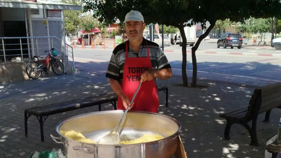 Hayırseverlerden cami cemaatine helva ikramı