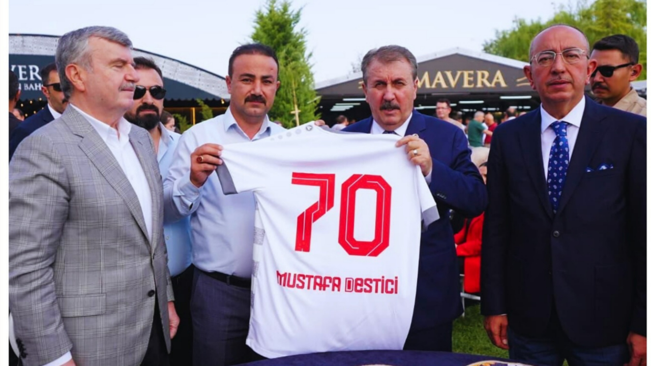 Başkan Soyfidan Destici’ye forma hediye etti
