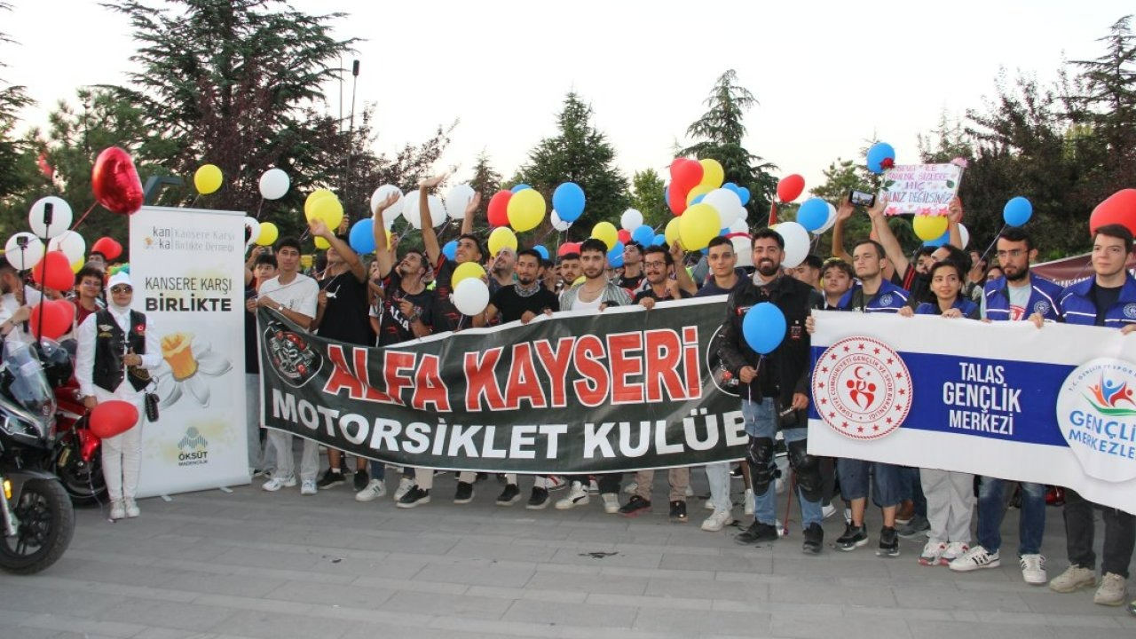 Kayseri’de motosikletliler kanser hastası çocuklar için gökyüzüne balon bıraktı