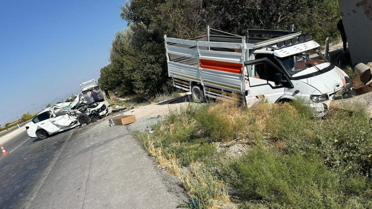 Konya'da kamyonetle otomobilin çarpıştığı kazada 1 kişi öldü 5 kişi yaralandı