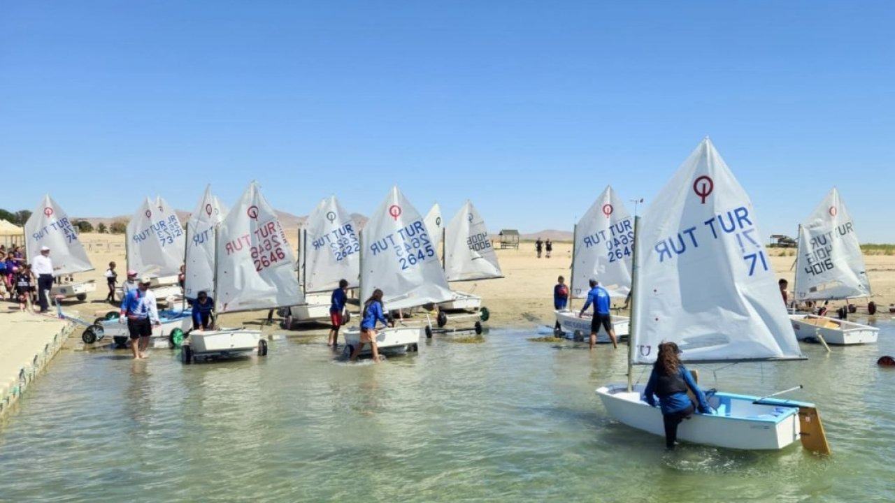 Sporcular yelkenlerini "İç Anadolu'nun denizi" Hirfanlı'da açtı