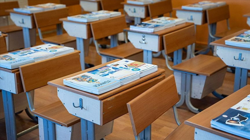 Ders kitapları okul sıralarındaki yerini aldı