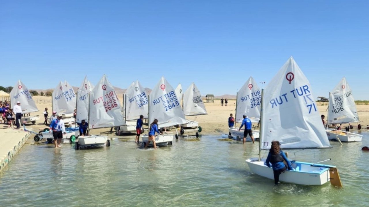 Sporcular yelkenlerini "İç Anadolu'nun denizi" Hirfanlı'da açtı