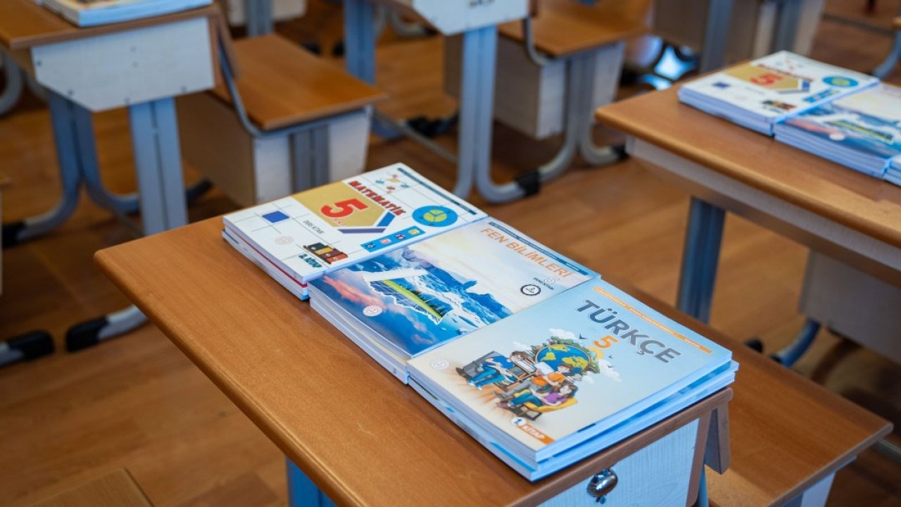 Ücretsiz dağıtılacak ders kitapları okul sıralarındaki yerini aldı