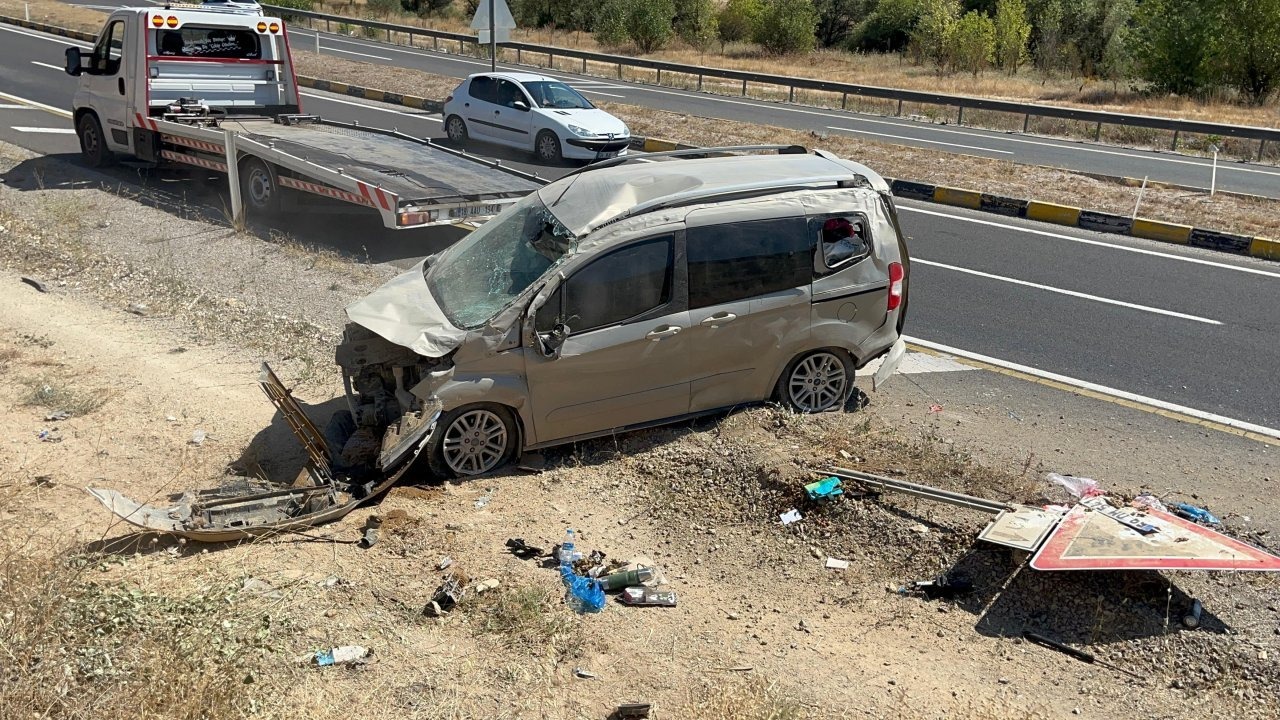 Çankırı'da şarampole devrilen hafif ticari araçtaki 4 kişi yaralandı