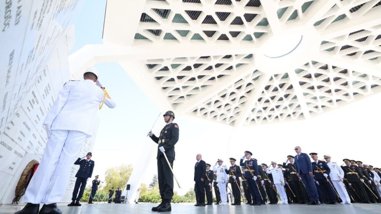 Bakan Güler, 30 Ağustos Zafer Bayramı dolayısıyla Devlet Mezarlığı'nı ziyaret etti: