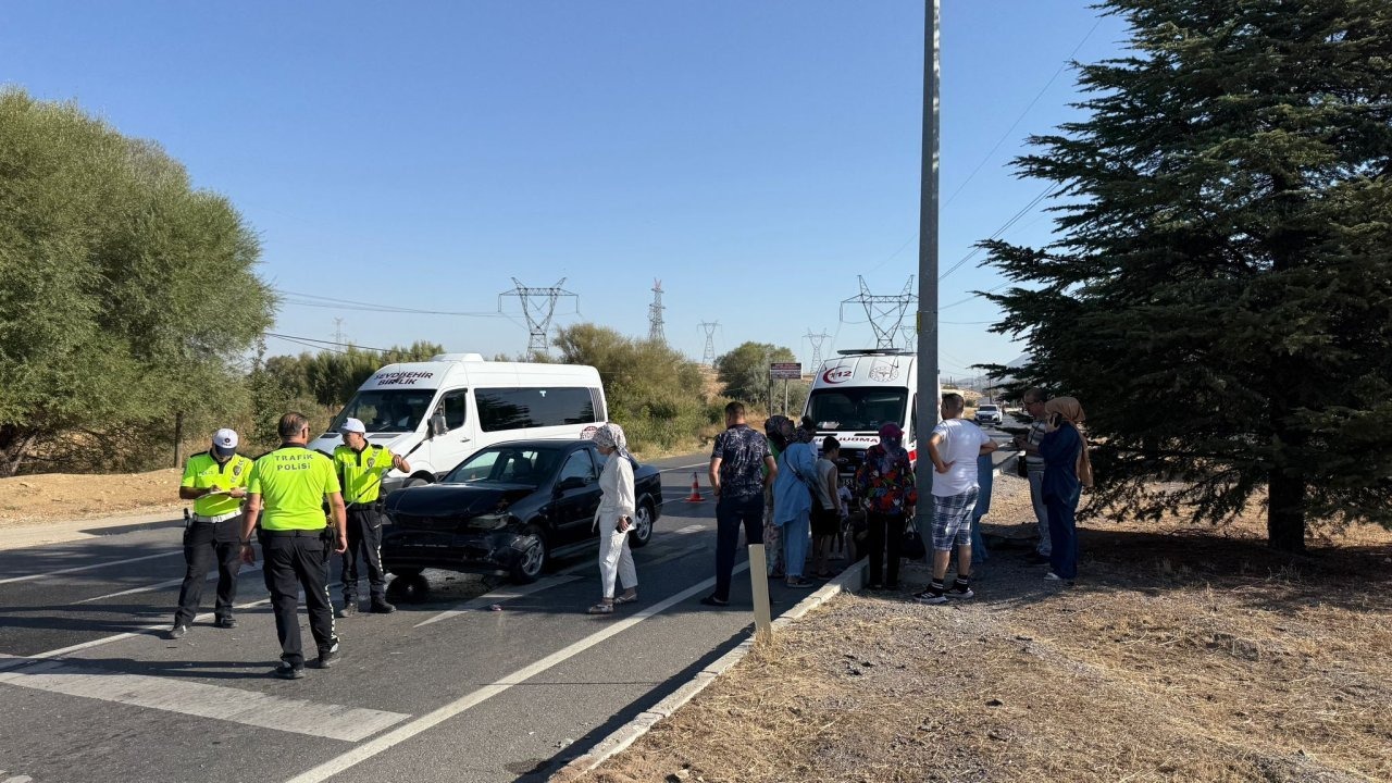 Konya&#039;da iki otomobilin çarpışması sonucu 4 kişi yaralandı