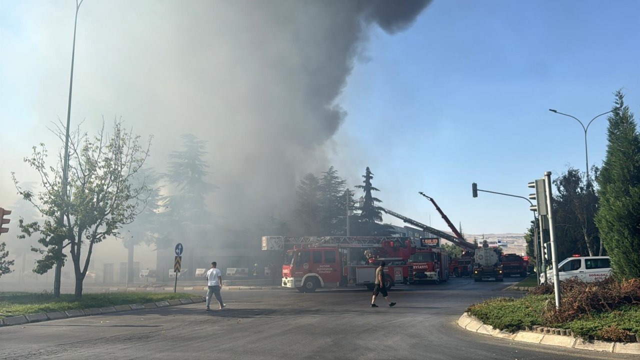 Kayseri&#039;de iş yerinden mobilya aksesuarı üreten fabrikaya sıçrayan yangına müdahale ediliyor
