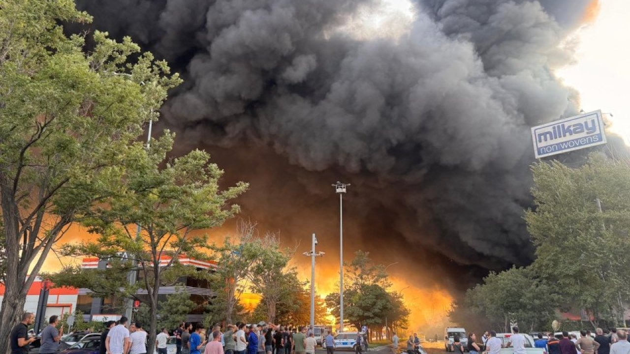 Kayseri&#039;de keçe fabrikasında çıkan yangına müdahale ediliyor