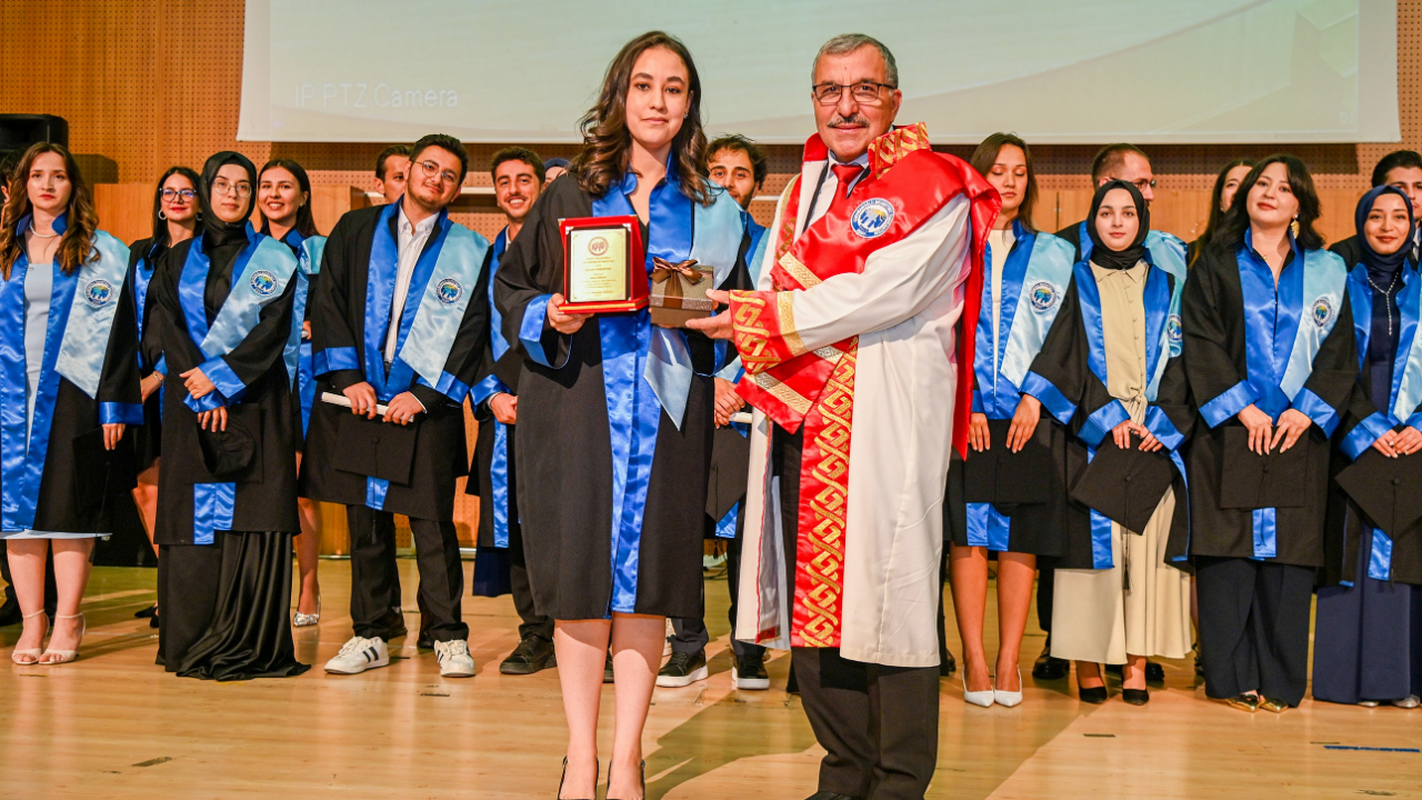 Genç diş hekimleri diplomalarını aldı