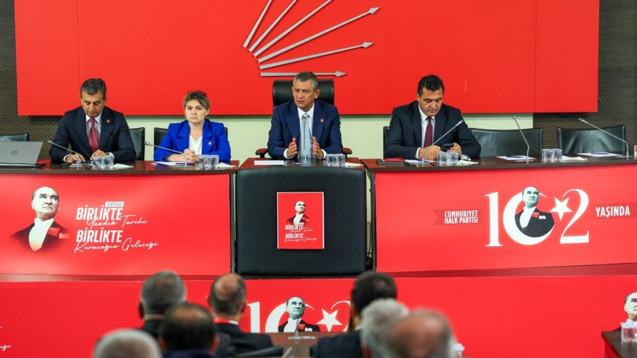 CHP Genel Başkanı Özel, partisinin il başkanlarıyla bir araya geldi