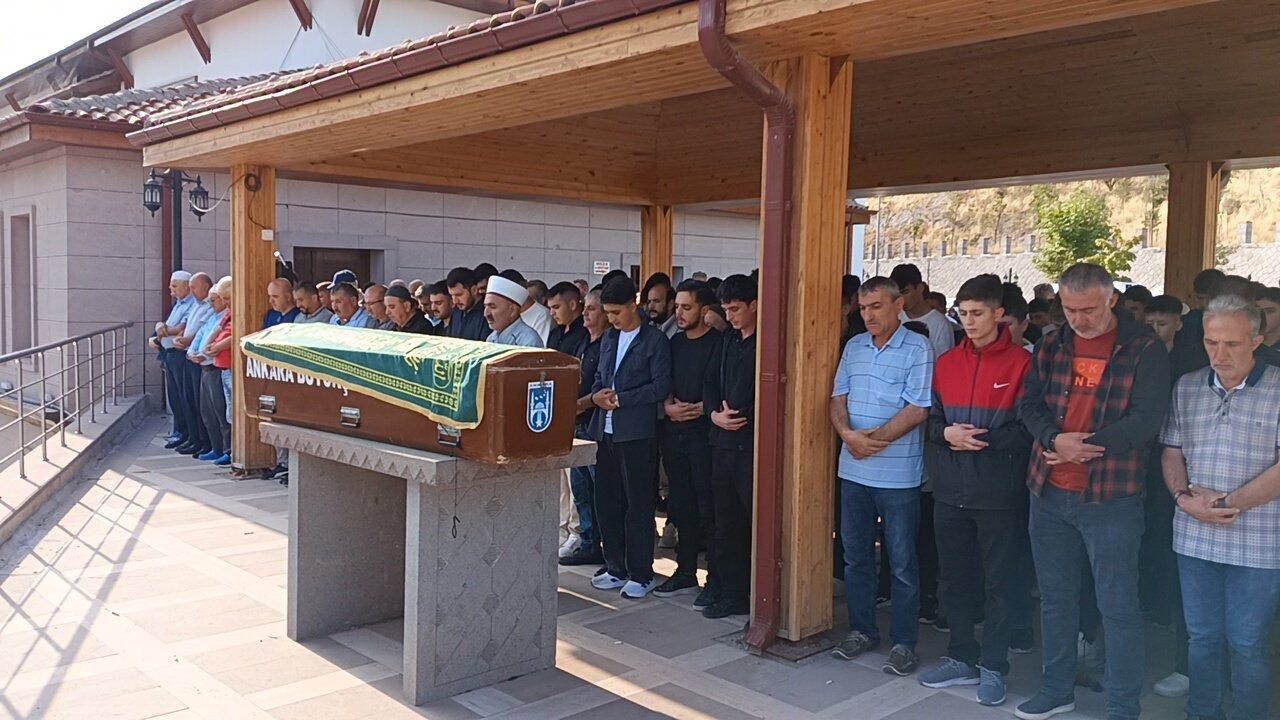 Ankara&#039;da yaşıtı tarafından bıçaklanan çocuğun cenazesi toprağa verildi