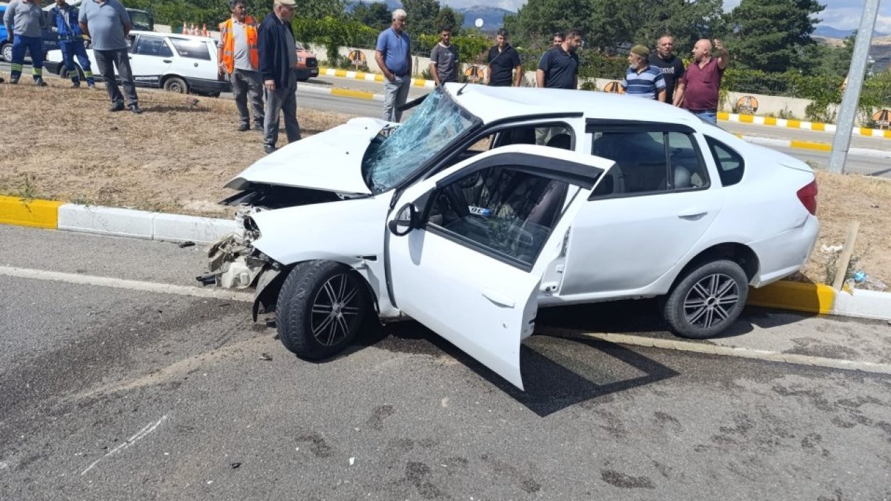 Sivas&#039;ta kepçeye çarpan otomobilin sürücüsü yaralandı