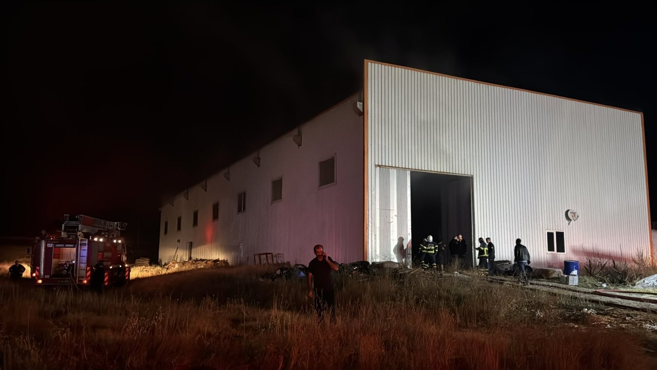 Sivas&#039;ta ahşap üretim fabrikasında çıkan yangın söndürüldü