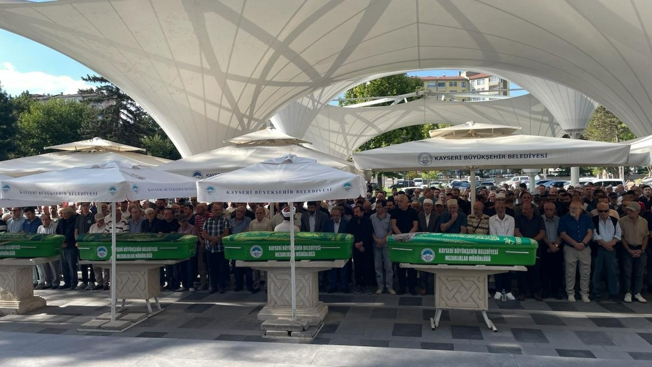 Kayseri&#039;deki trafik kazasında ölen anne ve oğlu toprağa verildi