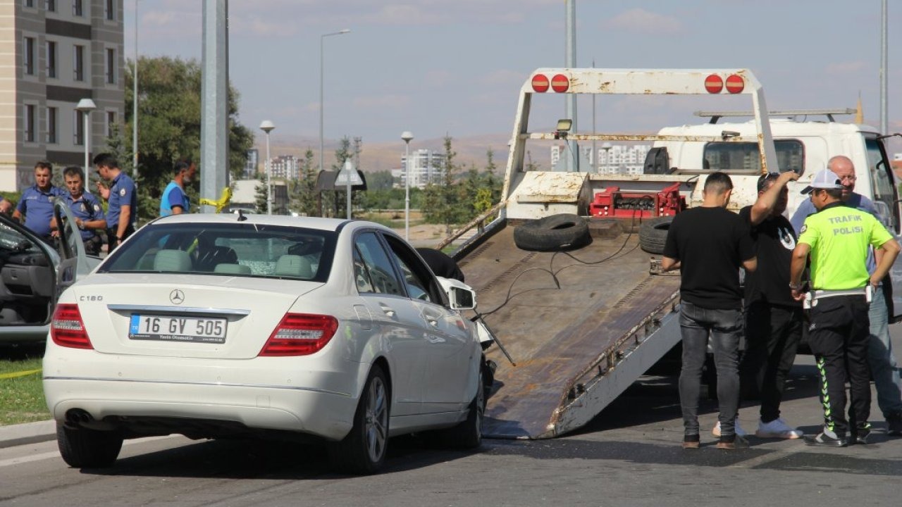GÜNCELLEME - Kayseri&#039;de iki otomobilin çarpıştığı kazada 3 kişi öldü, 3 kişi yaralandı