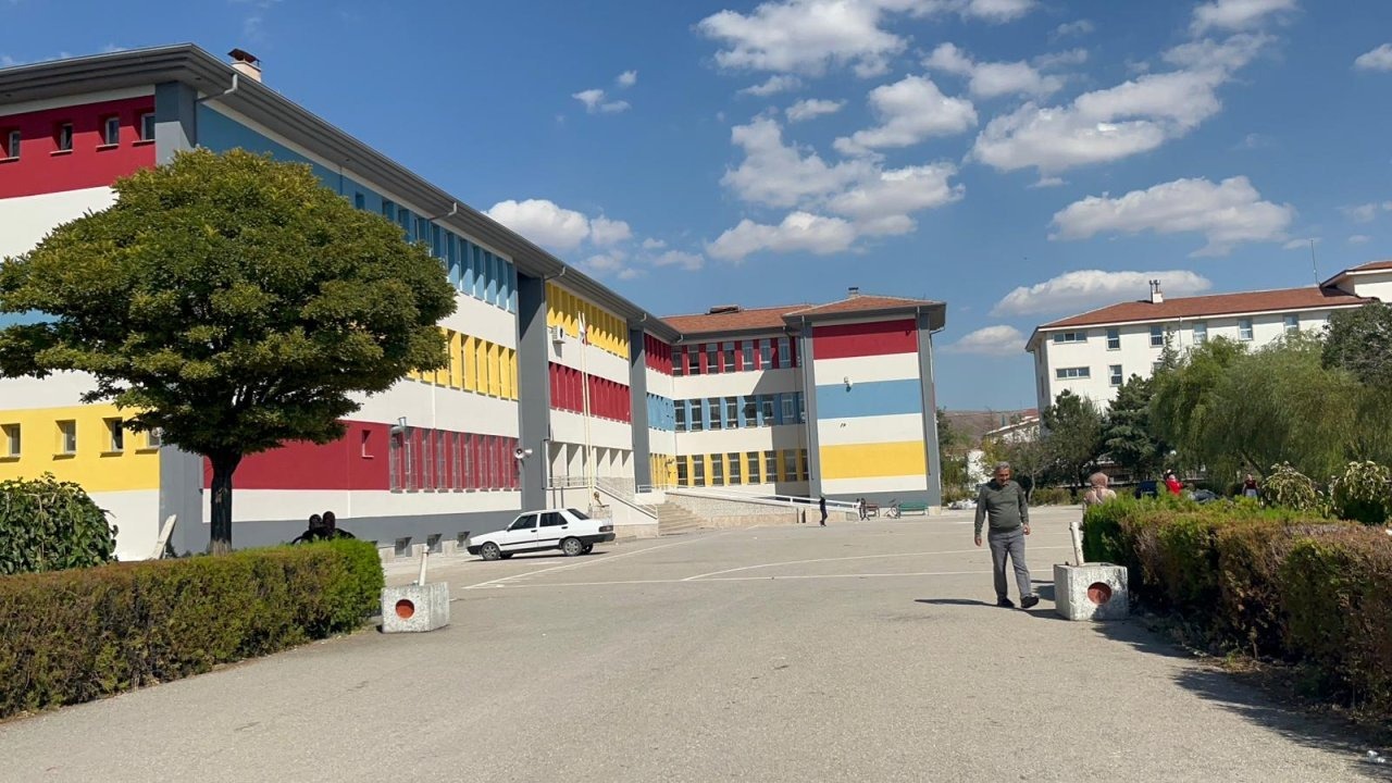 Aksaray&#039;da okul müdürü okulun bahçesinde darbedildi