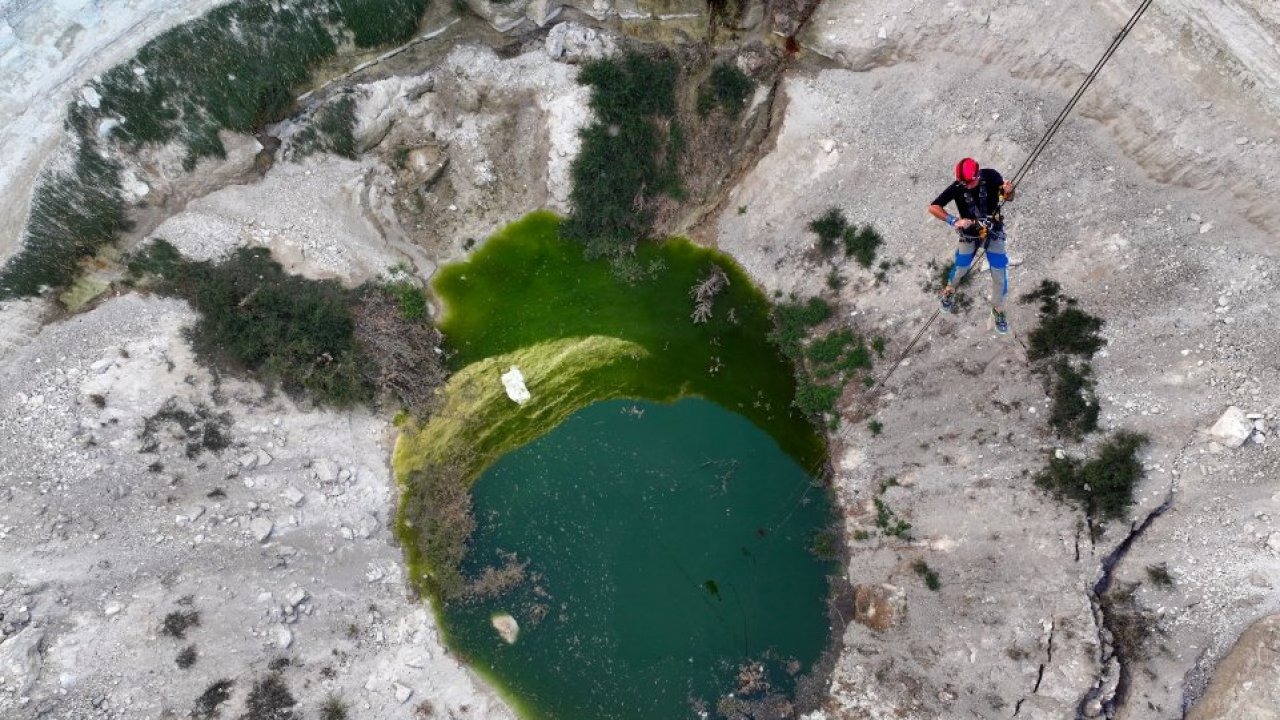 Zirvelerden yerin derinliğine inen dağcılar obruk tehlikesine dikkati çekti