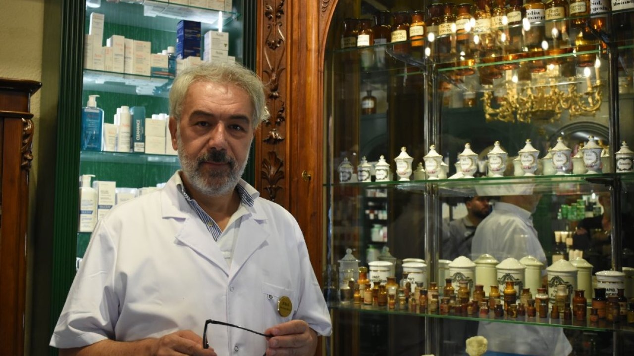 Konya'da bir eczacı, mesleğiyle ilgili binlerce parçadan oluşan koleksiyon oluşturdu
