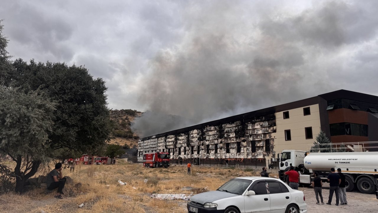 Kayseri&#039;de mobilya fabrikasında çıkan yangına müdahale ediliyor