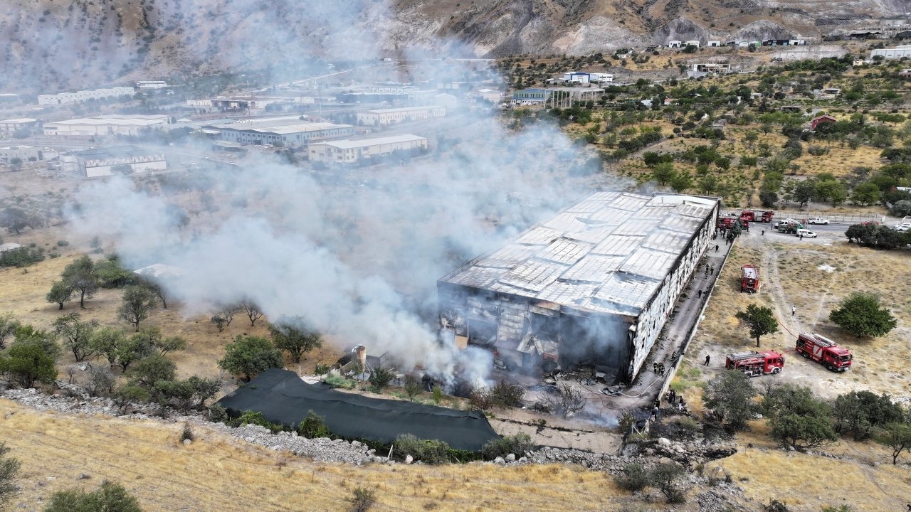 GÜNCELLEME - Kayseri&#039;de mobilya fabrikasında çıkan yangın söndürüldü