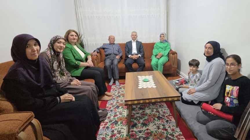 Vali Çiçekli ve Eşi depremzedeleri unutmadı