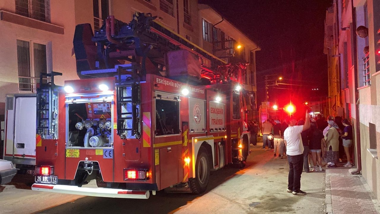 Eskişehir'de bir binanın deposunda çıkan yangın söndürüldü