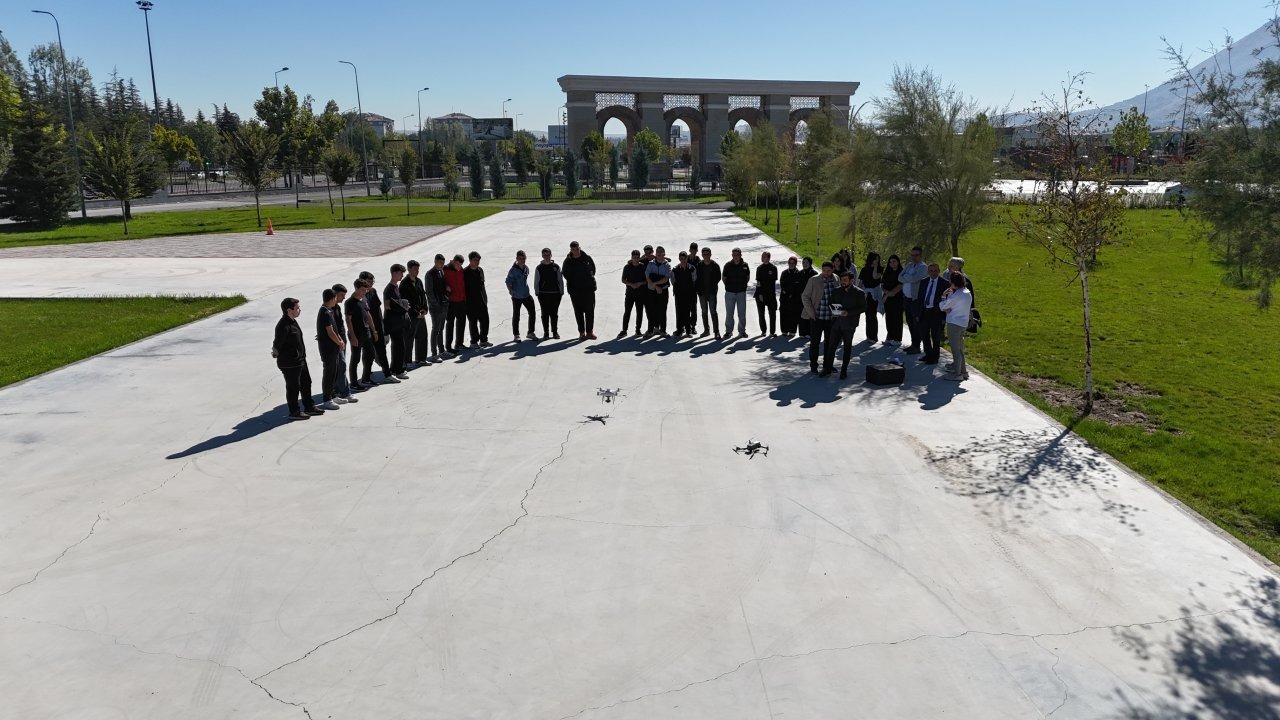Kayseri'de öğrencilere dron teknolojileri ve coğrafi bilgi sistemleri eğitimi verildi