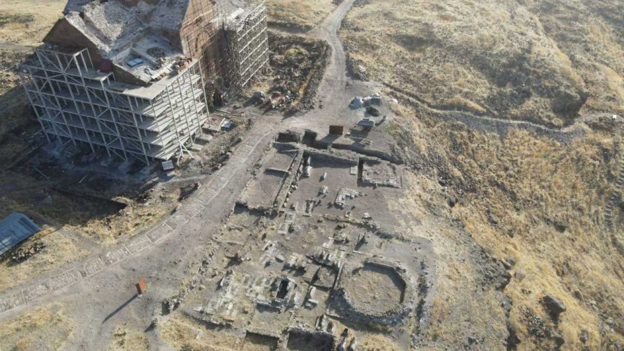 Bakan Ersoy, Ani'deki kazılarda Selçuklu dönemine ait kümbet bulunduğunu duyurdu: