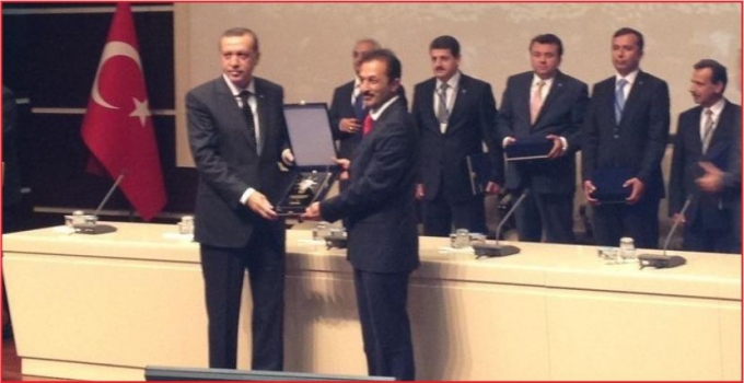 BAŞBAKAN\&#039;DAN DERELİ\&#039;YE PLAKET