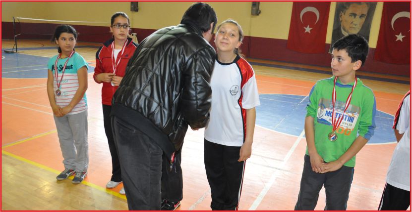 BADMİNTON’DA ŞAMPİYONLARA MADALYA!