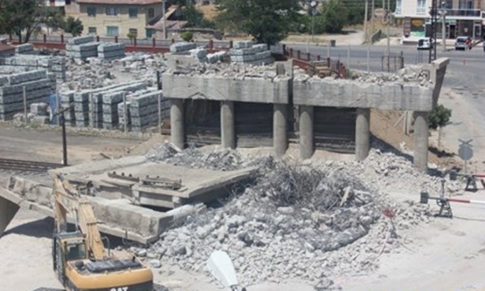 BİR AYIP DAHA YIKILDI