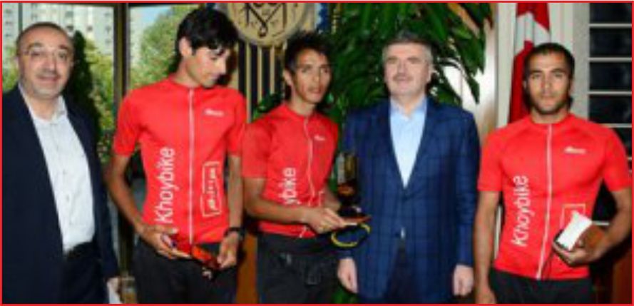 İRANLI BİSİKLETÇİLER BAŞKAN AKYÜREK’İ ZİYARET ETTİ