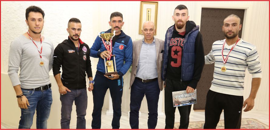 TÜRKİYE ŞAMPİYONU SPORCULAR BAŞKAN ÇALIŞKAN’I ZİYARET ETTİ